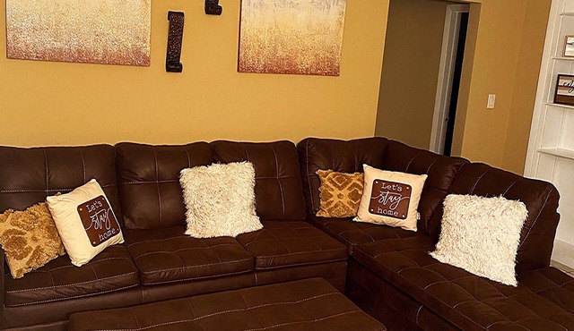 Lovely 2 Bedroom Condo With *Free Parking and WiFi*