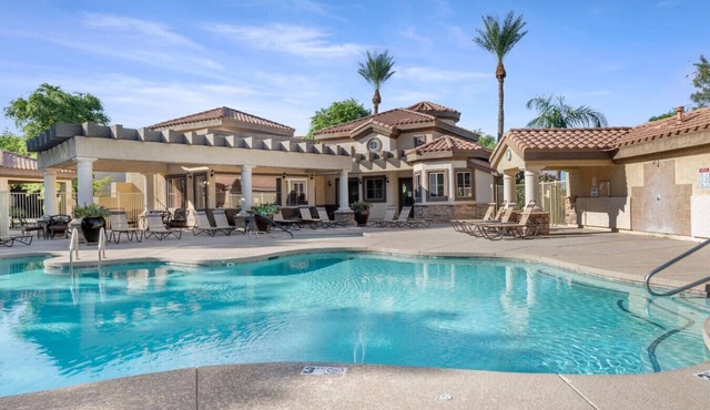 Lovely 2 Bedroom Condo W/Heated Pool!