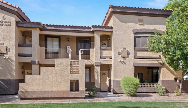 Lovely 2 Bedroom Condo W/Pool!