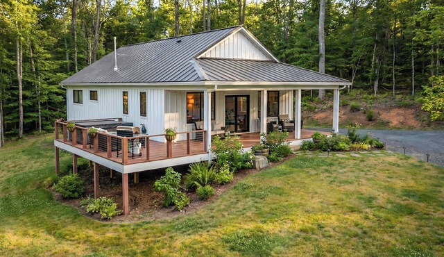 Lovely 2-bedroom cottage in charming Wintergreen Ski Resort Community