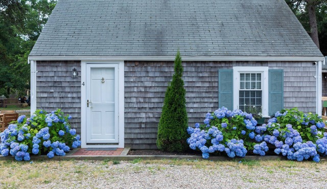 Lovely 2 bedroom cottage in historic Sandwich w/WiFi, AC. Near beaches, Pets OK