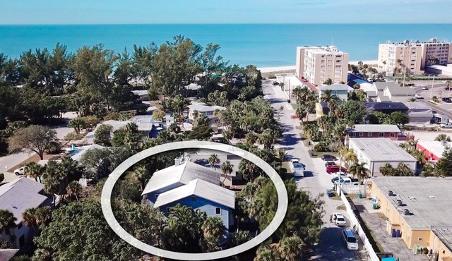 Lovely 2 bedroom duplex on Anna Maria Island, great location, pet friendly!