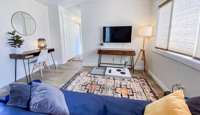 Lovely 2 Bedroom Duplex Unit Near Restaurants and Parks