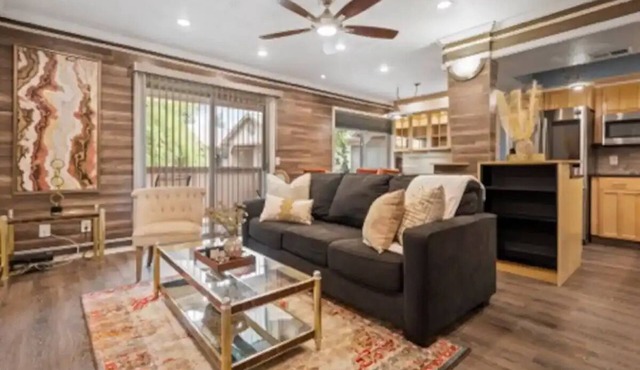 Lovely 2 Bedroom ~ Entire Condo ~ Walk to Lake