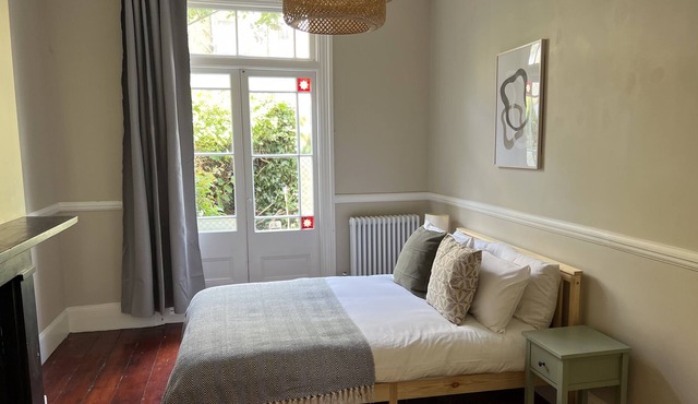 Lovely 2 bedroom flat with garden and parking