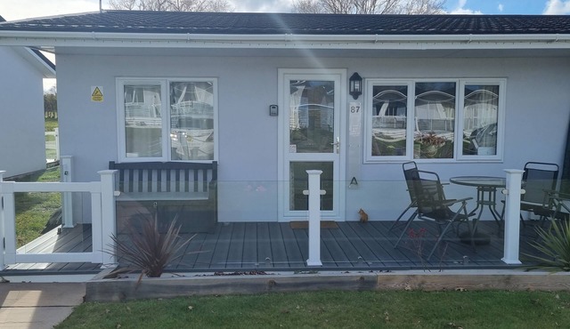 Lovely 2 Bedroom Chalet Holiday Home by The Broads