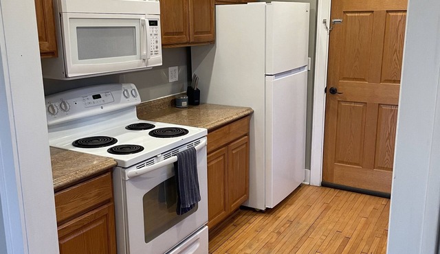 Lovely 2 Bedroom Ground Level Rental - Downtown
