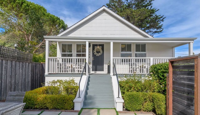 Lovely, 2-bedroom house in charming Corte Madera. Great Location!