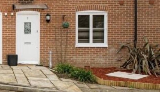 Lovely 2-bedroom holiday home with free parking.