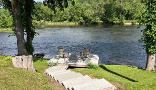 Lovely 2-bedroom house on the Allegheny River