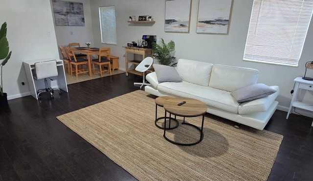 Lovely 2-bedroom house in Hollywood outdoor space with bbq grill