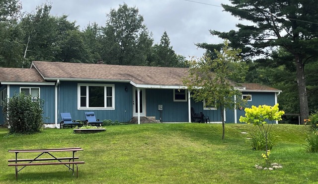 Lovely 2-bedroom house with lake frontage and dock in Tomahawk, Wisconsin