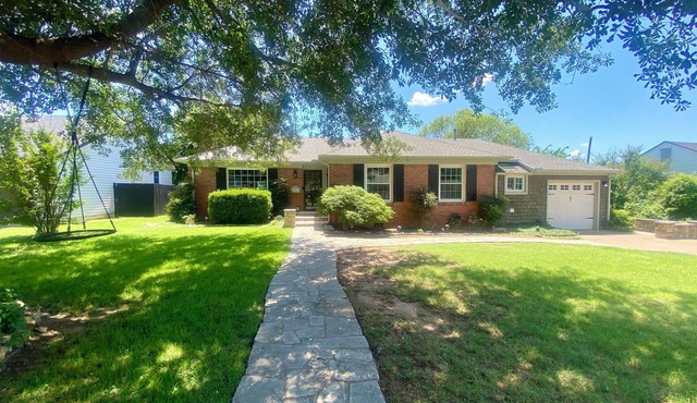 Lovely 2-bedroom house with pool in Tulsa
