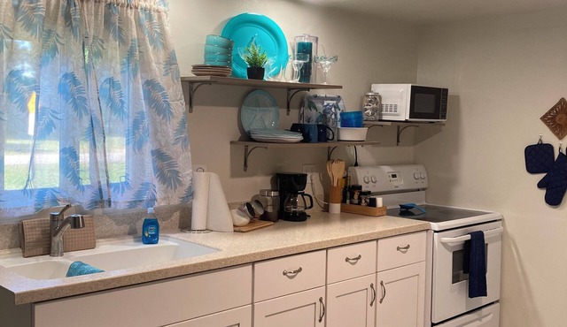 Lovely 2-bedroom mobile home with AC in Okeechobee, on the canal near the locks.