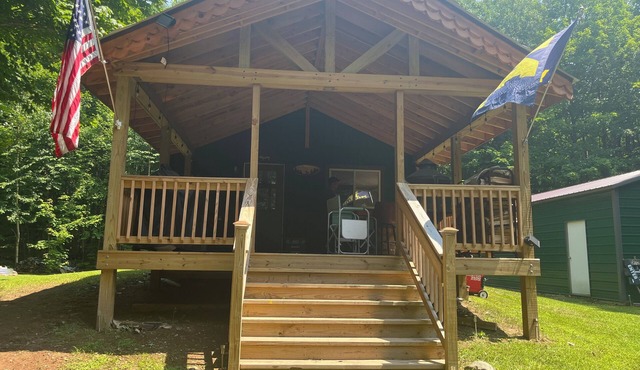 Lovely 2-bedroom off-grid cabin deep in the woods