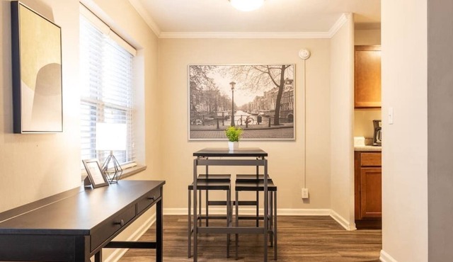 Lovely 2 Bedroom on the Plaza