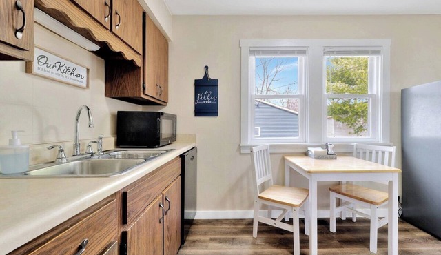 Lovely 2 Bedroom, Pet Friendly Home in Quiet Area