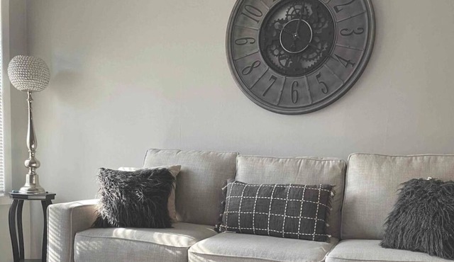 lovely 2-bedroom rental unit with free parking