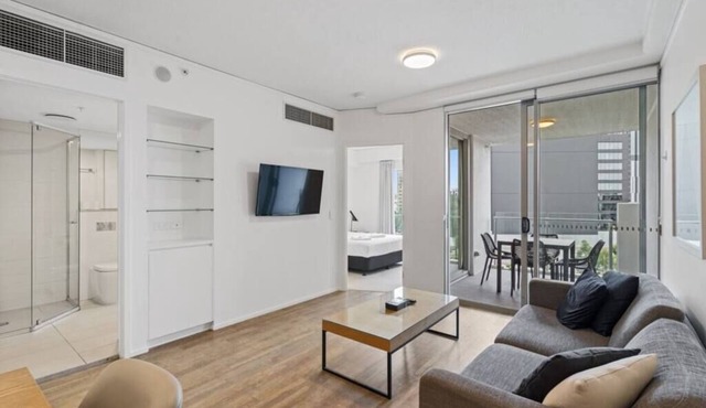 Lovely 2- Bedroom Rental Unit with Free Parking!