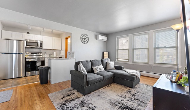 Lovely 2 Bedroom Rental Blocks Away From Allianz!