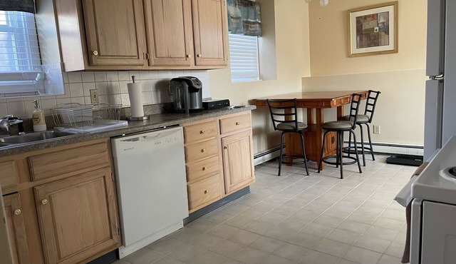 Lovely 2-bedroom rental unit w/free parking