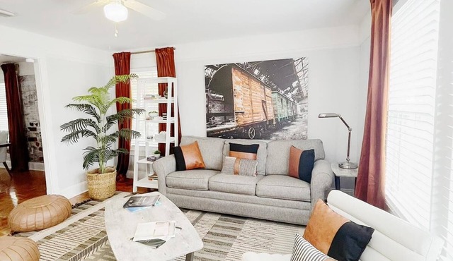 Lovely 2 bedroom rental, 2 minutes from the bay