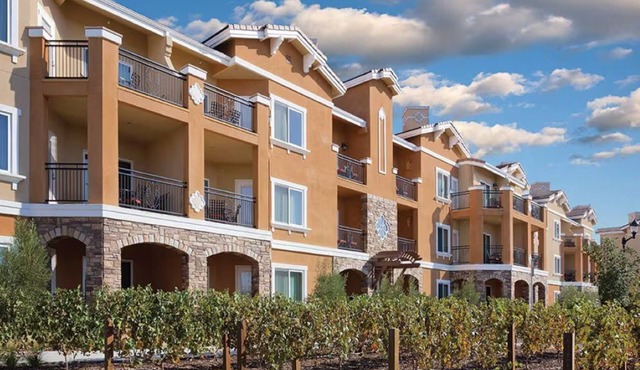 Lovely 2-bedroom resort in Napa with WiFi, AC, fitness room and wine.