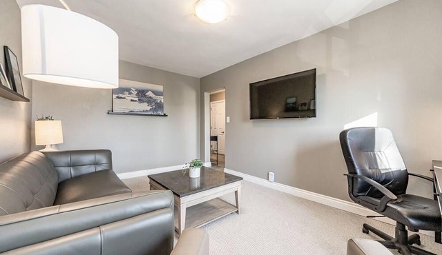 Lovely 2-Bedroom Suite with King Bed and Fast Wifi