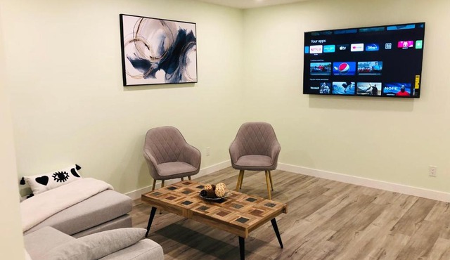 Lovely 2-bedroom suite with private entrance