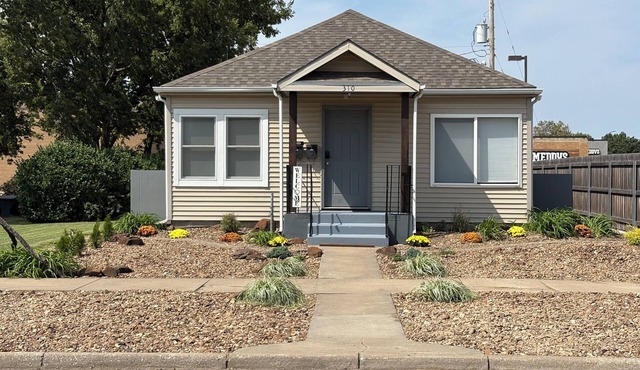Lovely 2-bedroom townhome in Salina with AC close to downtown and hospital.