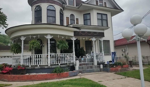 Lovely 2 Bedroom Unit with Free Parking