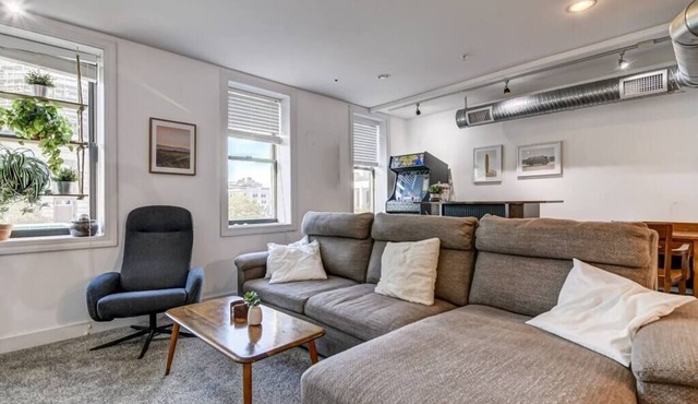 Lovely 2-Bedroom Unit in Springfield