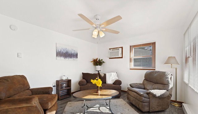 Lovely 2 bedroom unit with free parking in front. No steps