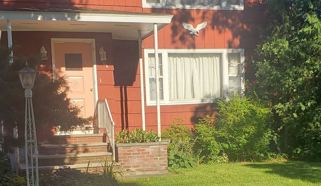 Lovely 2 Bedroom Upper Apartment. Centrally located. Only min to RT 690 and 81.