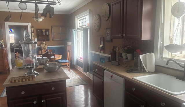 Lovely 2-bedroom Victorian home with AC in Algonac. Near shopping and the river