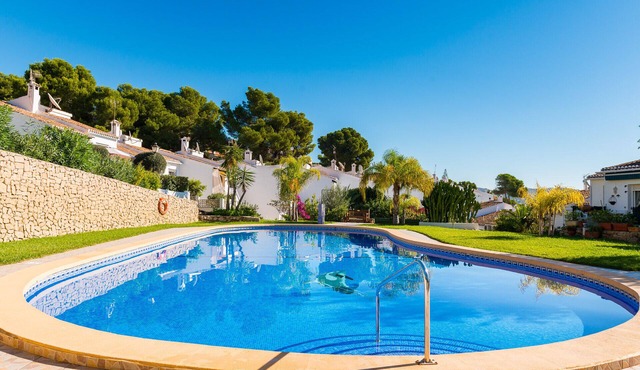Lovely 2 bedroom villa with pool - only 20 min walk to beach. WiFi.