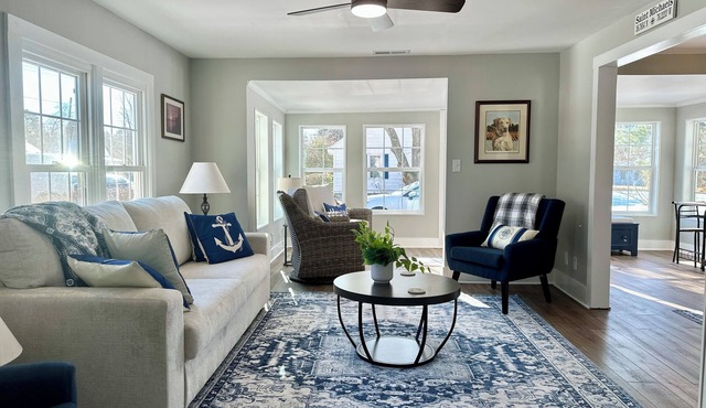 Lovely 2-bedroom waterfront cottage in charming Wittman