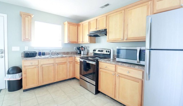 Lovely 2-bedroom with Parking- 2