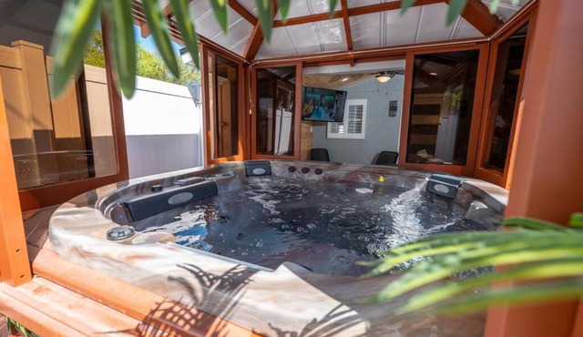 Lovely 2-bedrooms Loft with Hot Tub.