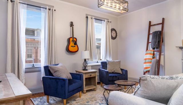 Lovely 2 BR apt, free parking, downtown Lewisburg