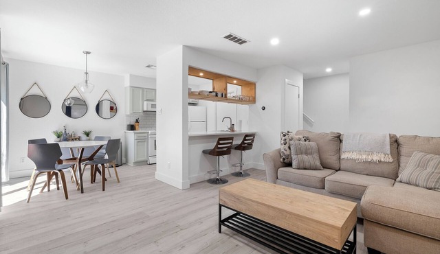 Lovely 2-br Townhome in Crestview! Ideal WFH Setup