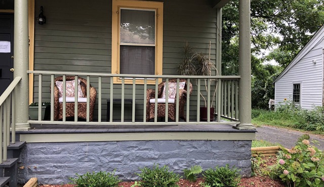 Lovely 2 queen size bedroom apt one block from Rough Draft and Uptown Kingston