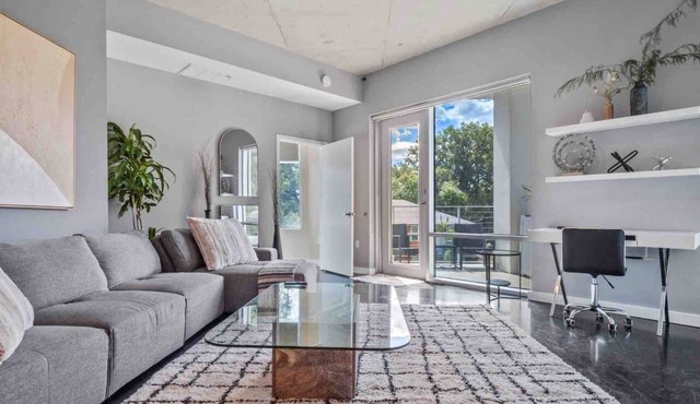 Lovely 2BD 2BTH Thorton Park Condo w/secure parking