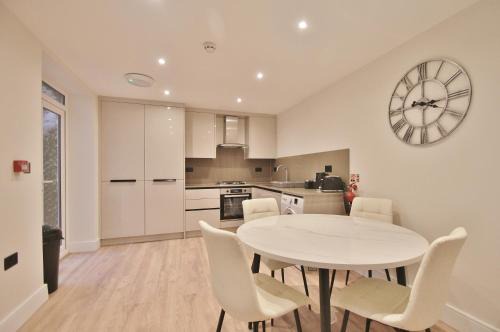 Lovely 2Bed Garden Flat In West London