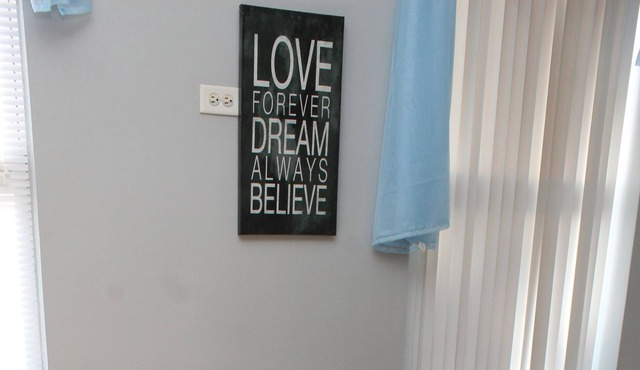 Lovely 2Bedroom spacious Boutique Suite in Beverly.