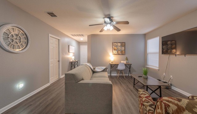Lovely 2BR/2BA gem close to Lackland AFB & Sea World