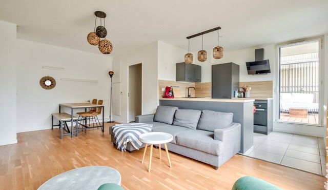 Lovely 2BR flat with terrace near bus & streetcar station