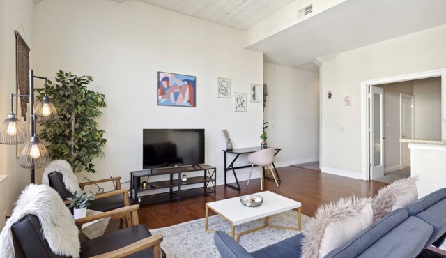 Lovely 2BR + Gym + Paid Parking | Newbold Apt