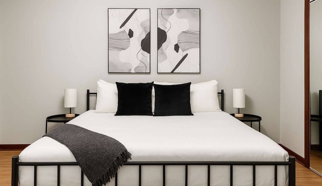 Lovely 2BR with Parking Near United Center & Wrigley