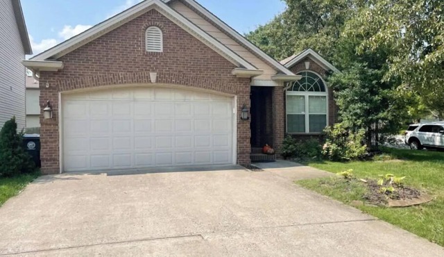 Lovely 3 Bdrm Home w/Free Parking Close to I-75!